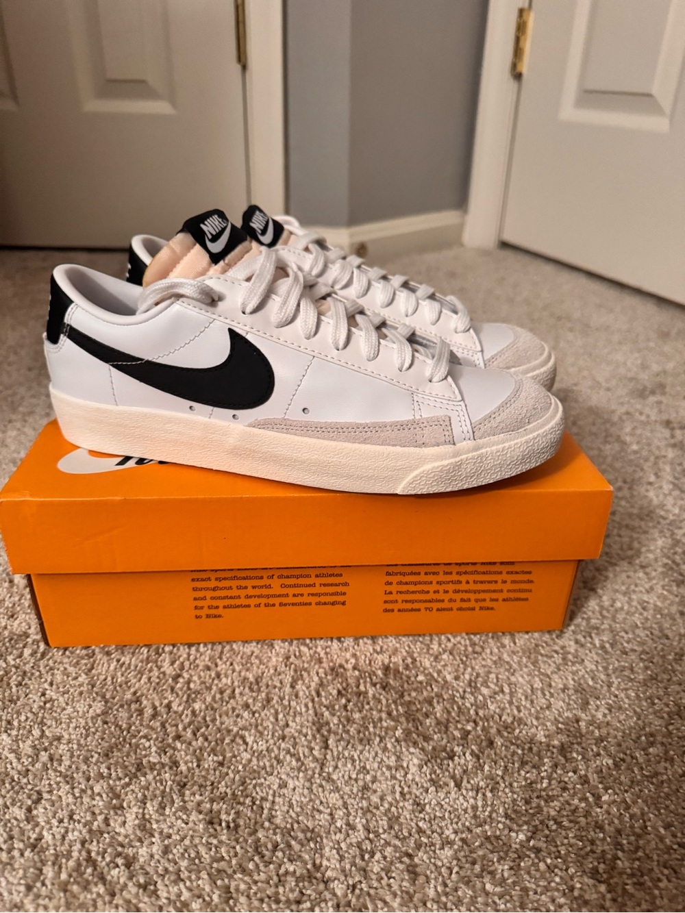 Nike Wmns Blazer Low '77 - Picture 2 of 7